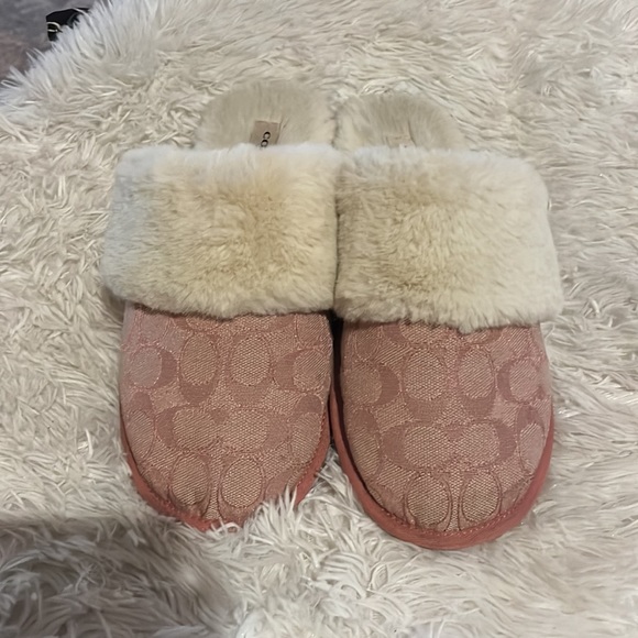 EUC COACH SLIPPERS PINK WITH WHITE FLEECE SIZE 9 - Picture 2 of 4